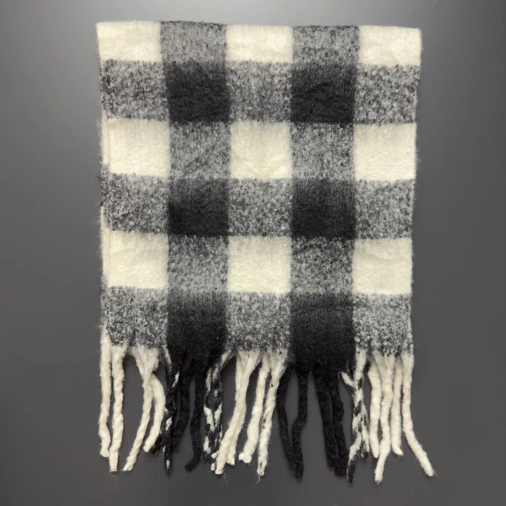 Tahari Black Ivory Plaid Blanket Scarf Soft‎ Heavy Warm Fringe Wrap Shawl